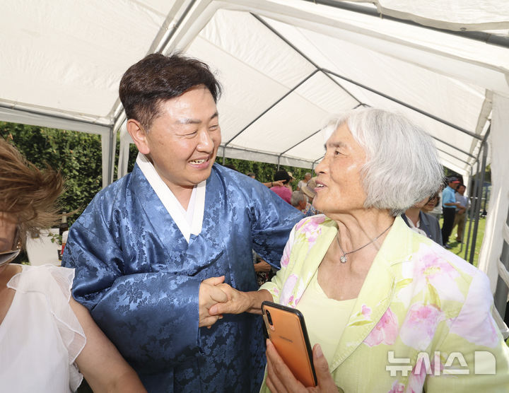 [전주=뉴시스] 김관영 전북지사를 비롯한 전북특별자치도 대표단은 현지시간 6일 베를린 외곽에 위치한 베를린 한인 성당에서 파독 광부, 간호사들과 고향의 정을 나누는 뜻 깊은 시간을 가졌다. (사진= 전북자치도 대표단 제공) *재판매 및 DB 금지