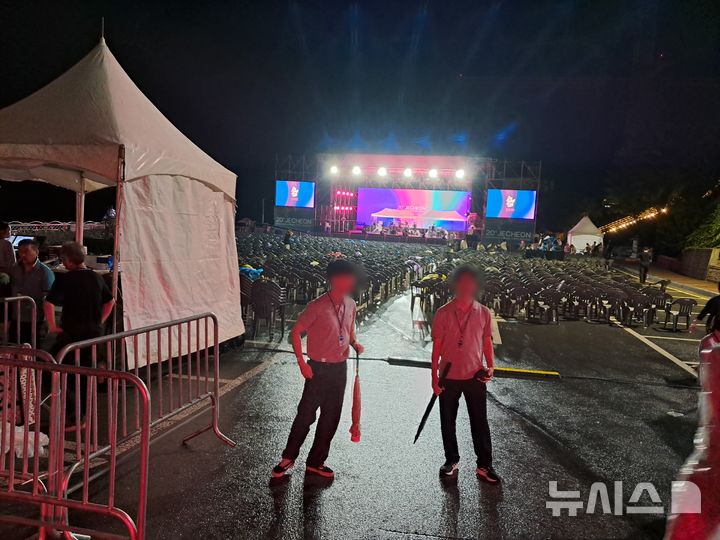 [제천=뉴시스] 6일 오후 충북 제천시 청풍면 청풍랜드에서 제천국제음악영화제 공연 중 폭죽 여러발이 관객을 덮쳐 16명이 다쳤다. (사진= 제천소방서 제공) photo@newsis.com *재판매 및 DB 금지