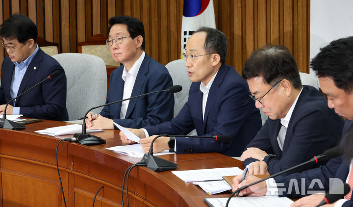 [서울=뉴시스] 조성우 기자 = 추경호(왼쪽 세 번째) 국민의힘 원내대표가 6일 오전 서울 여의도 국회에서 열린 원내대책회의에서 발언하고 있다. 2024.09.06. xconfind@newsis.com