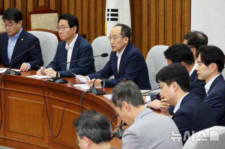 [서울=뉴시스] 조성우 기자 = 추경호(왼쪽 세 번째) 국민의힘 원내대표가 6일 오전 서울 여의도 국회에서 열린 원내대책회의에서 발언하고 있다. 2024.09.06. xconfind@newsis.com