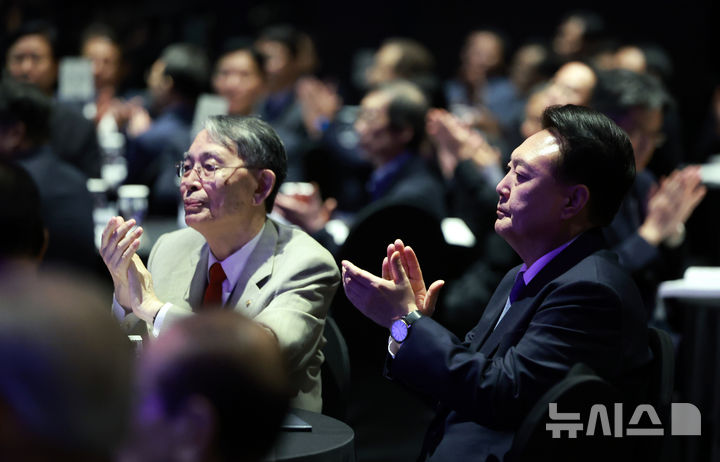 [서울=뉴시스] 조수정 기자 = 윤석열 대통령이 6일 서울 중구 더플라자호텔에서 열린 한국법학교수회 창립 60주년 기념식 및 학술대회에 참석해 박수치고 있다. 왼쪽은  윤 대통령의 스승인 송상현 서울대 명예교수. (대통령실통신사진기자단) 2024.09.06. chocrystal@newsis.com