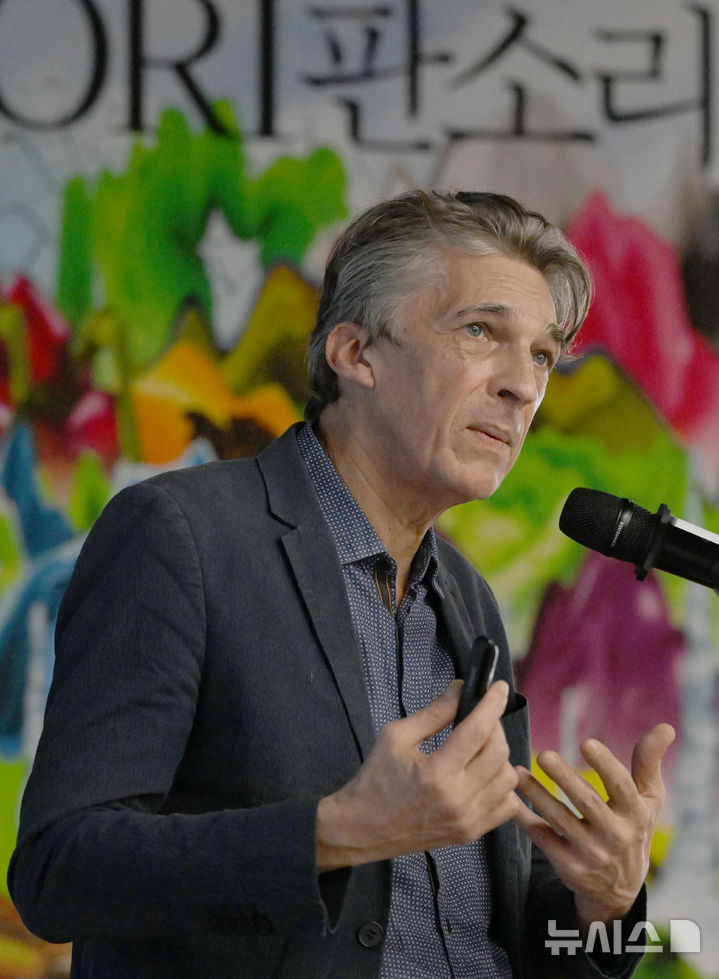 [광주=뉴시스] 김혜인 기자 = 제15회 광주비엔날레 니콜라부리오 예술감독이 6일 광주 북구 광주비엔날레 거시기홀에서 열린 '광주비엔날레 국내외 기자 초청 설명회'에 참석해 인사말을 하고 있다. 제15회 광주비엔날레 '판소리-모두의 울림'은 오는 7일부터 12월 1일까지 86일간 광주 전역에서 열린다. 2024.09.06. hyein0342@newsis.com