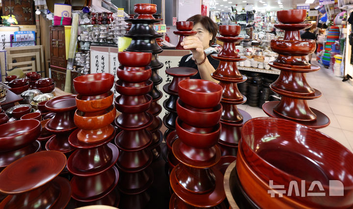 [대구=뉴시스] 이무열 기자 = 추석 명절을 앞둔 지난해 9월6일 대구 중구 서문시장에서 한 시민이 명절 차례용 제기 세트를 살펴보고 있다. 2024.09.06. lmy@newsis.com