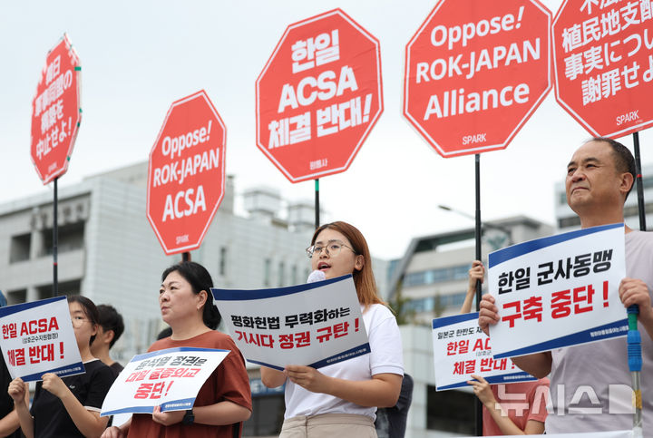 [서울=뉴시스] 김진아 기자 = 평화와통일을여는사람들이 6일 서울 용산구 대통령집무실 앞에서 한일정상회담에 즈음한 평화행동을 하고 있다.   이들은 '대일 굴종외교 중단, 한일물품용역상호제공협정(ACSA) 체결 반대, 한미일·한일 동맹 구축 중단'을 촉구했다. 2024.09.08. bluesoda@newsis.com