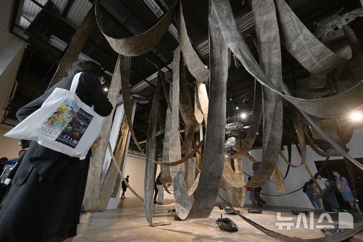 [광주=뉴시스] 김혜인 기자 = 광주비엔날레재단은 6일 광주 북구 광주비엔날레 거시기홀에서 '제15회 광주비엔날레 국내외 기자 초청 설명회'를 마치고 '판소리-모두의 울림'(PANSORI - a soundscape of the 21st century)' 본전시 작품을 선보이고 있다. 올해로 15회째를 맞이하는 광주비엔날레는 오는 7일부터 12월 1일까지 86일간 광주 전역에서 열린다. 2024.09.06. hyein0342@newsis.com