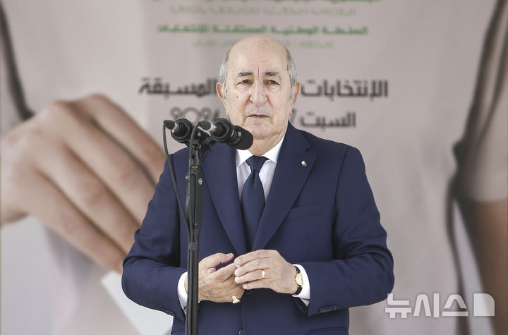 [알제=AP/뉴시스] 압델마지드 테분 알제리 대통령. 그는 알제리를 방문한 조르자 멜로니 이탈리아 총리와 25일 정상회담 후 공동 기자회견에서 유럽의 에너지 난을 위해 천연가스를 제공하기로 합의했다고 밝혔다. 2026.03.26. 