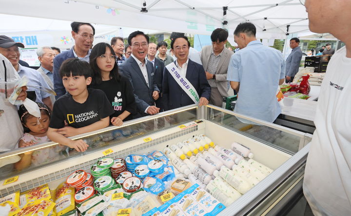 지난 5일 서울 강서구 마곡광장에서 열린 임실군 농특산물 직거래행사, 심민 군수와 진교훈 강서구청장이 임실의 대표 특산물인 치즈·유가공식품 코너를 돌며 판매자와 환담을 나누고 있다. *재판매 및 DB 금지