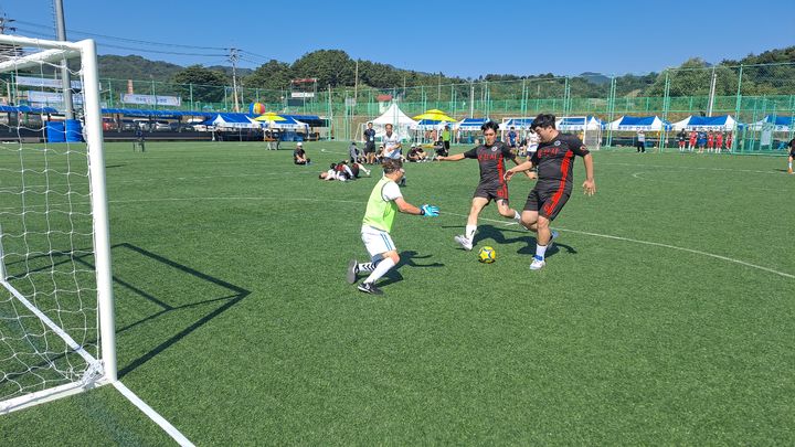 [금산=뉴시스] 충남 금산군에서 제30회 충남도장애인체육대회 축구 종목 경기가 열리고 있다. (사진= 금산군 제공) *재판매 및 DB 금지