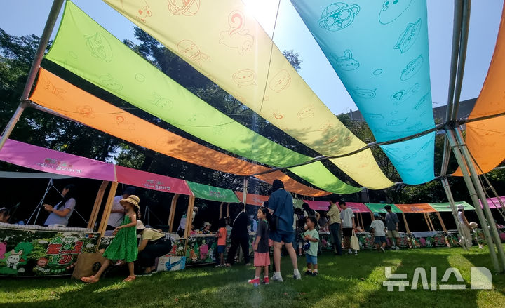 [제주=뉴시스] 우장호 기자 = 7일 제주시 오라2동 한라도서관 앞마당에서 제주도가 주최하고 제주관광공사가 주관하는 '2024 숲으로 오라' 행사가 열린 가운데 어린이를 동반한 도민과 관광객들이 찾아와 즐거운 시간을 보내고 있다.이 행사는 제주 도심 속에서 자연의 아름다움을 만끽하고 환경 보호의 중요성을 일깨우는 생태체험 관광 콘텐츠로 꾸며졌으며, 8일까지 이틀간 열린다. 2024.09.07. woo1223@newsis.com