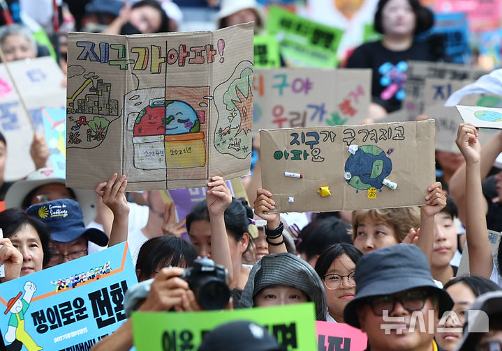 [서울=뉴시스] 김근수 기자 = UN이 지정한 푸른하늘의 날인 7일 서울 강남구 서울지하철 2호선 강남역 인근에서 907 기후정의행진에서 참가자들이 손팻말을 들고 구호를 외치고 있다.  푸른 하늘의 날(9월7일)은 대기환경의 중요성을 알리고, 기후변화에 대한 이해와 관심을 높이기 위해 2019년 국제연합(UN) 기후행동 정상회의에서 대한민국의 제안으로 제정된 최초의 국제연합 기념일이자 국가기념일이다. 2024.09.07. ks@newsis.com