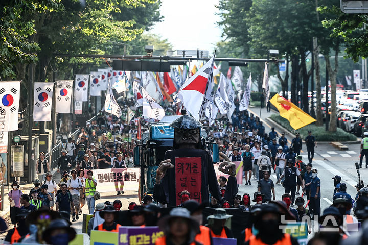 [서울=뉴시스] 김근수 기자 = UN이 지정한 푸른하늘의 날인 7일 서울 강남구 서울지하철 2호선 강남역 인근에서 907 기후정의행진에서 참가자들이 행진하고 있다.  푸른 하늘의 날(9월7일)은 대기환경의 중요성을 알리고, 기후변화에 대한 이해와 관심을 높이기 위해 2019년 국제연합(UN) 기후행동 정상회의에서 대한민국의 제안으로 제정된 최초의 국제연합 기념일이자 국가기념일이다. 2024.09.07. ks@newsis.com