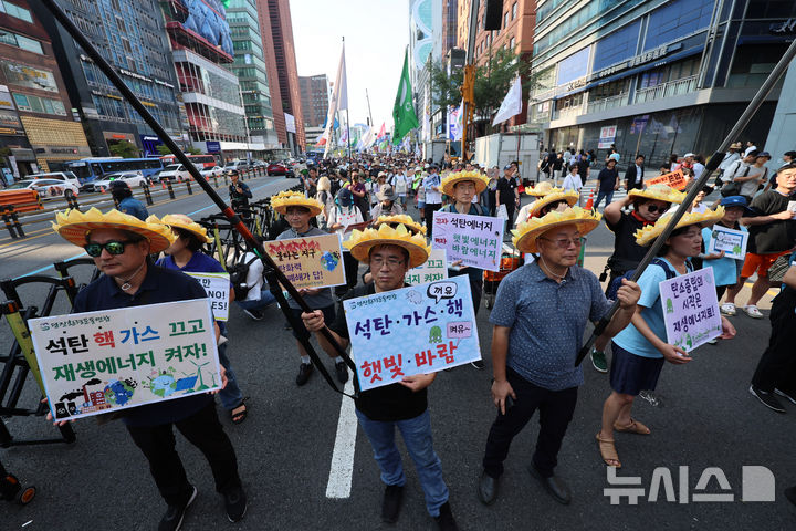 [서울=뉴시스] 김근수 기자 = UN이 지정한 푸른하늘의 날인 7일 서울 강남구 서울지하철 2호선 강남역 인근에서 907 기후정의행진에서 참가자들이 행진하고 있다.  푸른 하늘의 날(9월7일)은 대기환경의 중요성을 알리고, 기후변화에 대한 이해와 관심을 높이기 위해 2019년 국제연합(UN) 기후행동 정상회의에서 대한민국의 제안으로 제정된 최초의 국제연합 기념일이자 국가기념일이다. 2024.09.07. ks@newsis.com