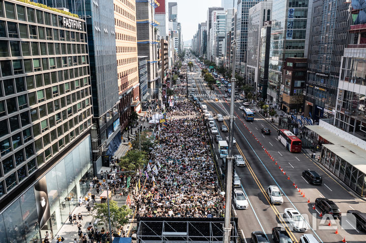 [서울=뉴시스] 김근수 기자 = UN이 지정한 푸른하늘의 날인 7일 서울 강남구 서울지하철 2호선 강남역 인근에서 907 기후정의행진에서 참가자들이 집회를 하고 있다.  푸른 하늘의 날(9월7일)은 대기환경의 중요성을 알리고, 기후변화에 대한 이해와 관심을 높이기 위해 2019년 국제연합(UN) 기후행동 정상회의에서 대한민국의 제안으로 제정된 최초의 국제연합 기념일이자 국가기념일이다. 2024.09.07. ks@newsis.com