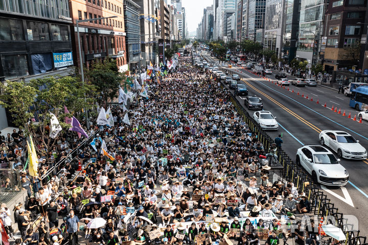 [서울=뉴시스] 김근수 기자 = UN이 지정한 푸른하늘의 날인 7일 서울 강남구 서울지하철 2호선 강남역 인근에서 907 기후정의행진에서 참가자들이 집회를 하고 있다.  푸른 하늘의 날(9월7일)은 대기환경의 중요성을 알리고, 기후변화에 대한 이해와 관심을 높이기 위해 2019년 국제연합(UN) 기후행동 정상회의에서 대한민국의 제안으로 제정된 최초의 국제연합 기념일이자 국가기념일이다. 2024.09.07. ks@newsis.com