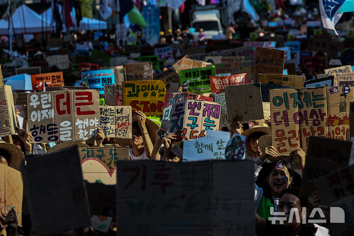 [서울=뉴시스] 김근수 기자 = UN이 지정한 푸른하늘의 날인 7일 서울 강남구 서울지하철 2호선 강남역 인근에서 907 기후정의행진에서 참가자들이 손팻말을 들고 구호를 외치고 있다.  푸른 하늘의 날(9월7일)은 대기환경의 중요성을 알리고, 기후변화에 대한 이해와 관심을 높이기 위해 2019년 국제연합(UN) 기후행동 정상회의에서 대한민국의 제안으로 제정된 최초의 국제연합 기념일이자 국가기념일이다. 2024.09.07. ks@newsis.com