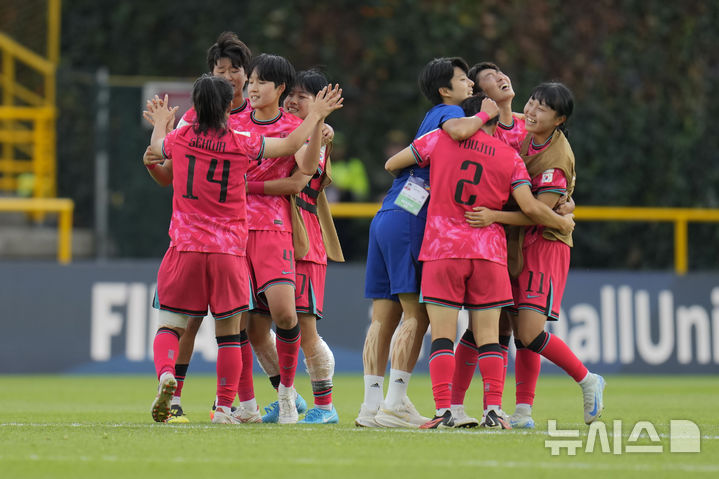 [보고타(콜롬비아)=AP/뉴시스] 한국 20세 이하 여자 축구 대표팀이 8일(한국시각) 콜롬비아 보고타에 위치한 엘 테초 스타디움에서 열린 '2024 국제축구연맹(FIFA) U-20 콜롬비아 여자 월드컵' 조별리그 D조 독일과의 최종 3차전에서 승리를 확정하고 환호하고 있다. 2024.09.08