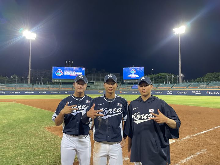 [서울=뉴시스] 한국 18세 이하(U-18) 야구 대표팀의 정우주, 박재현, 배찬승. (사진 = 대한야구소프트볼협회 제공) *재판매 및 DB 금지