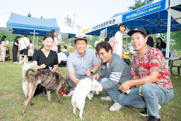 김장호(왼쪽 두번째) 시장이 반려동물과 즐거운 시간을 보내고 있다 (사진=구미시 제공) *재판매 및 DB 금지