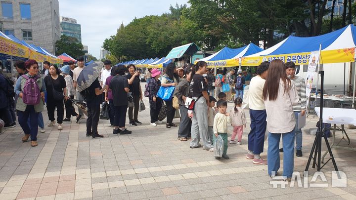 [서울=뉴시스]서울 서초구는 추석을 맞아 오는 11~12일 이틀간 구청 광장과 인근 음악 산책길에서 '추석맞이 그랜드 직거래 장터'를 개최한다고 8일 밝혔다. (사진=서초구 제공). 2024.09.08. photo@newsis.com 