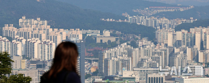 [서울=뉴시스] 이영환 기자 = 8일 오전 서울 중구 남산공원에서 아파트 단지들이 보이고 있다. 9월 스트레스 DSR(총부채원리금상환비율) 규제 강화와 은행권의 대출 억제책 시행을 앞두고 서울 모든 자치구의 아파트 가격이 전주보다 올랐다. KB부동산 주간KB아파트시장동향에 따르면 이달 2일 기준 서울 아파트 매매가격은 전주보다 0.22% 상승했다. 전방위적 대출 규제를 실시하기에 최대한 한도가 많을 때 대출을 받아 집을 사자는 수요가 쏠린 것으로 보인다. 2024.09.08. 20hwan@newsis.com