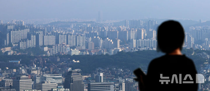 [서울=뉴시스] 이영환 기자 = 8일 오전 서울 중구 남산공원에서 아파트 단지들이 보이고 있다.   9월 스트레스 DSR(총부채원리금상환비율) 규제 강화와 은행권의 대출 억제책 시행을 앞두고 서울 모든 자치구의 아파트 가격이 전주보다 올랐다. KB부동산 주간KB아파트시장동향에 따르면 이달 2일 기준 서울 아파트 매매가격은 전주보다 0.22% 상승했다. 전방위적 대출 규제를 실시하기에 최대한 한도가 많을 때 대출을 받아 집을 사자는 수요가 쏠린 것으로 보인다. 2024.09.08. 20hwan@newsis.com