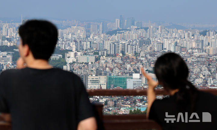 [서울=뉴시스] 이영환 기자 = 8일 오전 서울 중구 남산공원에서 아파트 단지들이 보이고 있다.   9월 스트레스 DSR(총부채원리금상환비율) 규제 강화와 은행권의 대출 억제책 시행을 앞두고 서울 모든 자치구의 아파트 가격이 전주보다 올랐다. KB부동산 주간KB아파트시장동향에 따르면 이달 2일 기준 서울 아파트 매매가격은 전주보다 0.22% 상승했다. 전방위적 대출 규제를 실시하기에 최대한 한도가 많을 때 대출을 받아 집을 사자는 수요가 쏠린 것으로 보인다. 2024.09.08. 20hwan@newsis.com