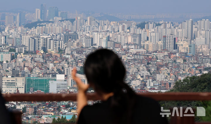 [서울=뉴시스] 이영환 기자 = 8일 오전 서울 중구 남산공원에서 아파트 단지들이 보이고 있다.   9월 스트레스 DSR(총부채원리금상환비율) 규제 강화와 은행권의 대출 억제책 시행을 앞두고 서울 모든 자치구의 아파트 가격이 전주보다 올랐다. KB부동산 주간KB아파트시장동향에 따르면 이달 2일 기준 서울 아파트 매매가격은 전주보다 0.22% 상승했다. 전방위적 대출 규제를 실시하기에 최대한 한도가 많을 때 대출을 받아 집을 사자는 수요가 쏠린 것으로 보인다. 2024.09.08. 20hwan@newsis.com