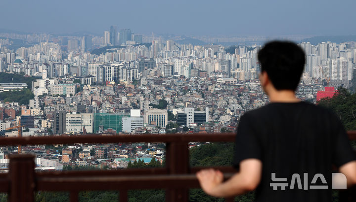 [서울=뉴시스] 이영환 기자 = 8일 오전 서울 중구 남산공원에서 아파트 단지들이 보이고 있다. 9월 스트레스 DSR(총부채원리금상환비율) 규제 강화와 은행권의 대출 억제책 시행을 앞두고 서울 모든 자치구의 아파트 가격이 전주보다 올랐다. KB부동산 주간KB아파트시장동향에 따르면 이달 2일 기준 서울 아파트 매매가격은 전주보다 0.22% 상승했다. 전방위적 대출 규제를 실시하기에 최대한 한도가 많을 때 대출을 받아 집을 사자는 수요가 쏠린 것으로 보인다. 2024.09.08. 20hwan@newsis.com