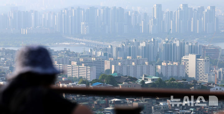 [서울=뉴시스] 이영환 기자 = 지난 8일 오전 서울 중구 남산공원에서 아파트 단지들이 보이고 있다. 2024.09.08. 20hwan@newsis.com