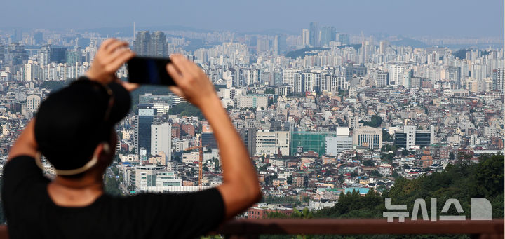 [서울=뉴시스] 이영환 기자 = 8일 오전 서울 중구 남산공원에서 아파트 단지들이 보이고 있다. 24.09.08. 20hwan@newsis.com