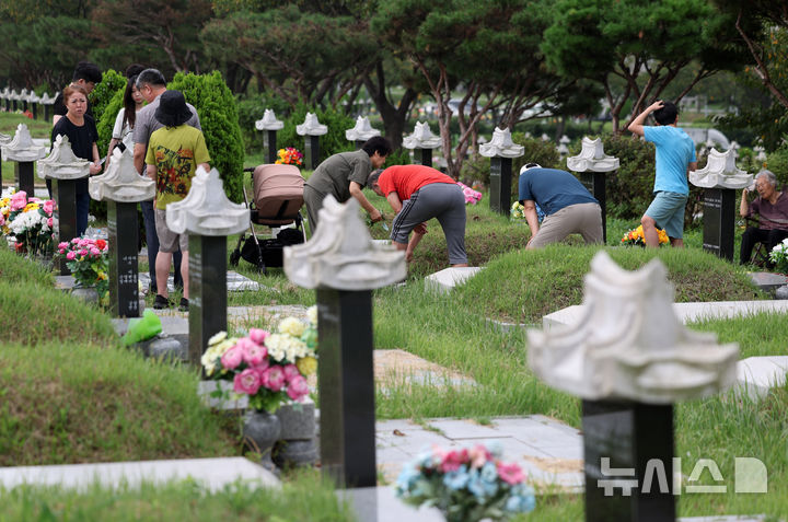 [인천=뉴시스] 김명년 기자 = 추석 연휴를 일주일 앞둔 8일 오전 인천 부평구 인천가족공원에서 성묘객들이 성묘를 하고 있다.  2024.09.08. kmn@newsis.com