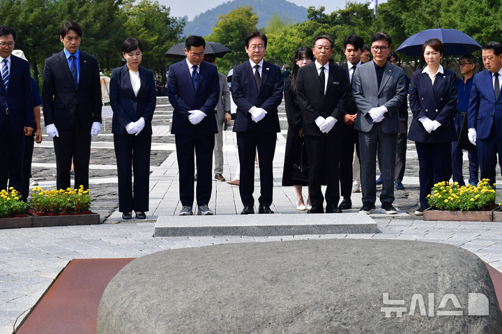 [김해=뉴시스] 차용현 기자 = 8일 오후 경남 김해시 봉하마을을 찾은 더불어민주당 이재명 대표가 당 지도부와 고 노무현 전 대통령 묘역을 찾아 참배하고 있다. 2024.09.08. con@newsis.com