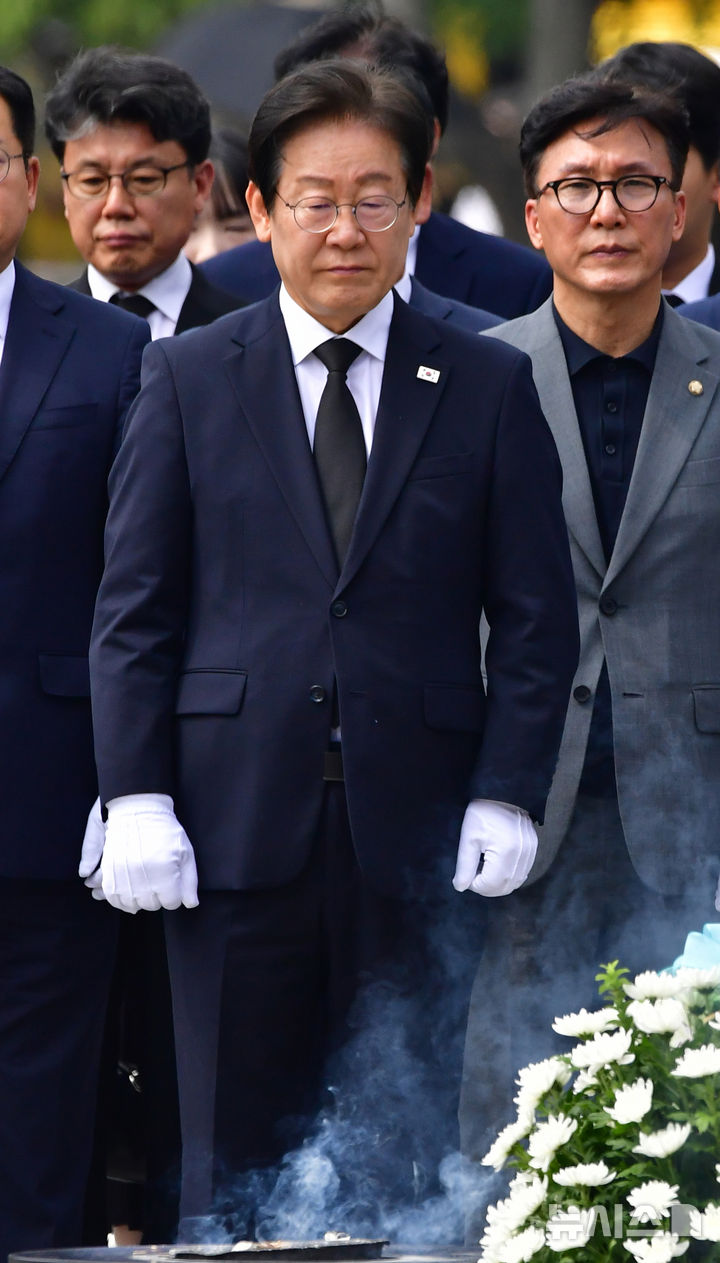 [김해=뉴시스] 차용현 기자 = 8일 오후 경남 김해시 봉하마을을 찾은 더불어민주당 이재명 대표가 당 지도부와 고 노무현 전 대통령 묘역을 찾아 참배하고 있다. 2024.09.08. con@newsis.com