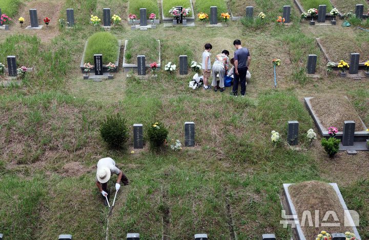 [부산=뉴시스] 하경민 기자 = 추석 연휴를 1주일 가량 앞둔 8일 부산 금정구 영락공원을 찾은 여러 가족들이 조상묘에 대한 벌초와 성묘를 하고 있다. 2024.09.08. yulnetphoto@newsis.com