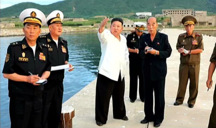 [서울=뉴시스] 북한 김정은 국무위원장이 현대적 해군기지 건설 관련 해군기지 부지를 방문해 현지료해(파악) 했다고 조선중앙TV가 8일 보도하고 있다. 미국 북한전문매체 38노스는 위성사진 분석을 통해 김 위원장이 방문한 기지가 원산만 탑촌으로 파악된다고 보도했다. (사진=조선중앙TV 캡처) 2024.09.09. photo@newsis.com *재판매 및 DB 금지