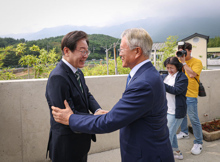 [서울=뉴시스] 권창회 기자 = 이재명 더불어민주당 대표와 문재인 전 대통령이 8일 경남 양산시 하북면 평산마을 문 전 대통령 사저에서 악수를 하고 있다. (사진=더불어민주당 제공) 2024.09.08. photo@newsis.com *재판매 및 DB 금지