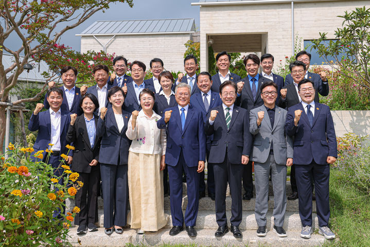 [서울=뉴시스] 권창회 기자 = 이재명 더불어민주당 대표를 비롯한 지도부가 8일 경남 양산시 하북면 평산마을 문 전 대통령 사저에서 문재인 전 대통령 내외와 기념촬영을 하고 있다. (사진=더불어민주당 제공) 2024.09.08. photo@newsis.com *재판매 및 DB 금지