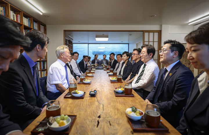 [서울=뉴시스] 권창회 기자 = 이재명 더불어민주당 대표를 비롯한 지도부가 8일 경남 양산시 하북면 평산마을 문 전 대통령 사저에서 문재인 전 대통령 내외와 대화를 나누고 있다. (사진=더불어민주당 제공) 2024.09.08. photo@newsis.com *재판매 및 DB 금지