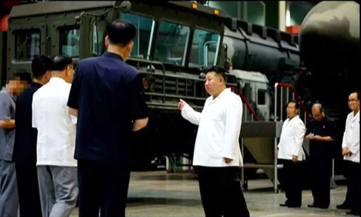 [서울=뉴시스] 북한 김정은 국무위원장이 국방공업기업소를 방문해 개발, 생산 중인 장비들을 점검하는 모습을 조선중앙TV가 8일 보도하고 있다. (사진=조선중앙TV 캡처) 2024.09.08. photo@newsis.com *재판매 및 DB 금지