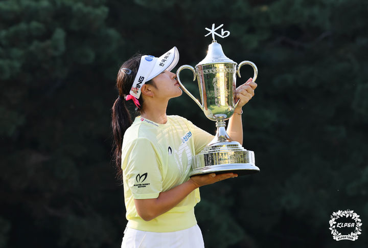 [서울=뉴시스] 최동준 기자 = 8일 경기 이천 블랙스톤이천CC에서 열린 'KB금융 스타챔피언십'에서 우승한 유현조가 트로피에 입맞추고 있다. (사진=KLPGT 제공) 2024.09.08. photo@newsis.com *재판매 및 DB 금지