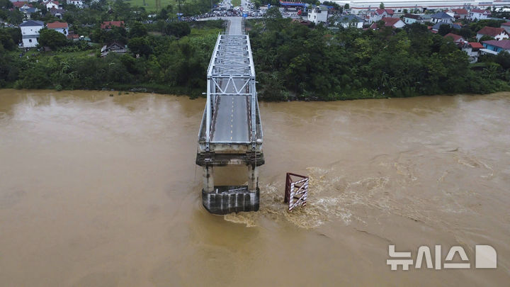[베트남=AP/뉴시스] 태풍 야기가 9일 베트남을 강타한 가운데 푸토성에서 태풍으로 인한 홍수가 발생해 다리가 무너져 있다. 2024.09.09.