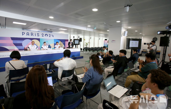[파리=공동취재단]정진완 대한장애인체육회장과 배동현 선수단장, 박종철 총감독(왼쪽부터)이 8일(현지시간) 프랑스 파리 인근 오베르빌리에 메인미디어센터(MPC)에서 열린 2024 파리 패럴림픽 한국 선수단 결산 기자회견에서 질문을 받고 있다. (사진=대한장애인체육회 제공)