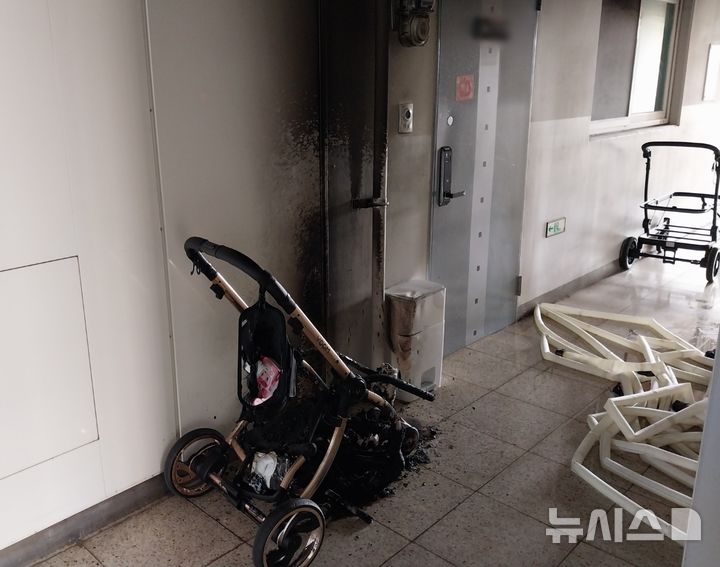 [인천=뉴시스] 김동영 기자 = 8일 오후 인천 남동구 한 아파트 복도에 세워둔 유모차에서 화재가 발생했다. (사진=인천소방본부 제공) 2024.09.09. photo@newsis.com *재판매 및 DB 금지
