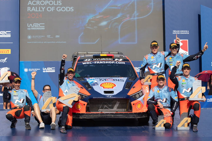 [서울=뉴시스] 2024 WRC 그리스 랠리에서 트리플 포디움을 달성한 현대 월드랠리팀 시상식 장면 (사진=현대차) 2024.9.9 photo@newsis.com *재판매 및 DB 금지