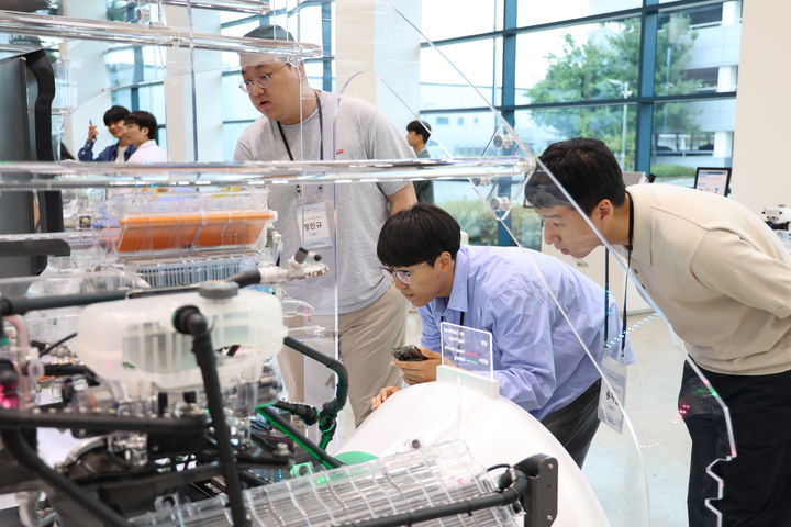 [서울=뉴시스] 현대위아가 지난 6일 경기도 의왕시 현대위아 의왕연구소에서 개최한 TMS(열관리시스템) '밋 업 데이(Meet Up Day)'에서 참가자들이 현대위아의 전기차 열관리 시스템을 살펴보고 있다. (사진=현대위아) 2024.09.09 photo@newsis.com *재판매 및 DB 금지 *재판매 및 DB 금지