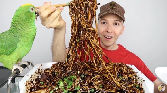 [서울=뉴시스] 8일(현지시각) 미 뉴욕포스트에 따르면 418만명이 넘는 구독자를 보유한 유튜버 '니코카도 아보카도'(니콜라스 페리)는 지난 7일 복귀 영상을 공개했다. 마지막 영상을 올린지 7개월 만이다. (사진=유튜브 갈무리) *재판매 및 DB 금지