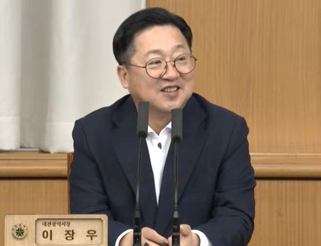 [대전=뉴시스] 조명휘 기자 = 이장우 대전시장이 9일 오전 시청 대회의실에서 확대간부회의를 주재하고 있다. 2024.09.09. photo@newsis.com *재판매 및 DB 금지