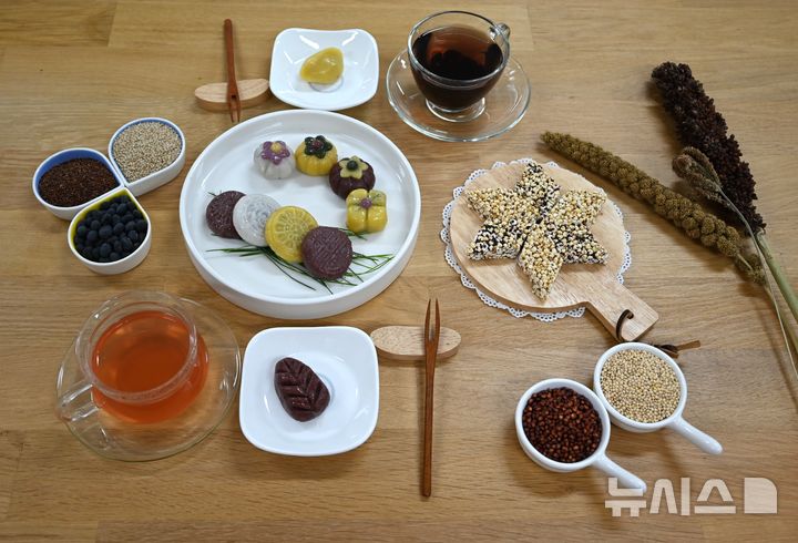 [세종=뉴시스]잡곡송편,다과상의 모습(사진=농진청 제공)