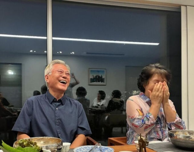 [서울=뉴시스] 9일 탁 전 비서관은 자신의 페이스북에 문 전 대통령 부부가 활짝 웃고 있는 사진과 함께 "할 수만 있다면 이 웃음을 오래 지키고 싶다"며 이같이 적었다. (사진= 탁현민 페이스북 캡처) *재판매 및 DB 금지