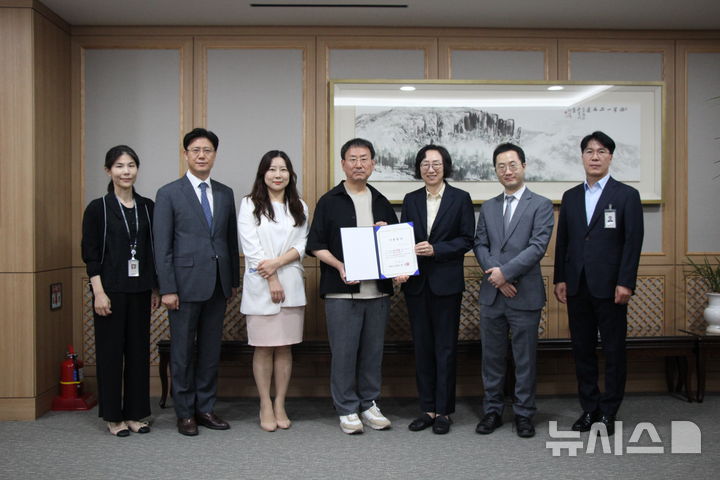 [서울=뉴시스]법원도서관은 9일 이승길 전 아주대 법학전문대학원 교수가 도서 2000여권을 기중했다고 밝혔다.사진은 지난 5일 법원도서관 8층 관장실에서 열린 도서 기증식 모습. 2024.09.09. (사진 = 법원도서관 제공) photo@newsis.com